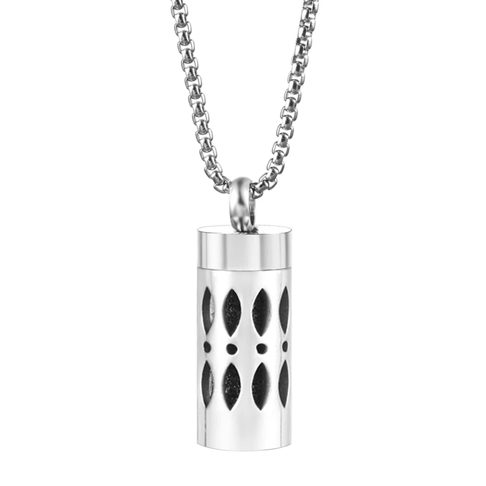 Collar de acero inoxidable con difusor de aceites esenciales.