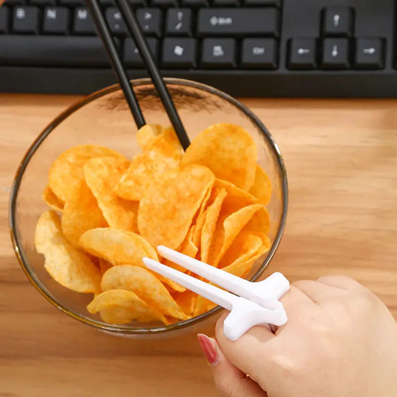 Jugar Juego Palillos de dedo Comer bocadillos Artefacto Comer papas fritas No mano sucia Soporte para palillos Palillos de asistente perezoso.